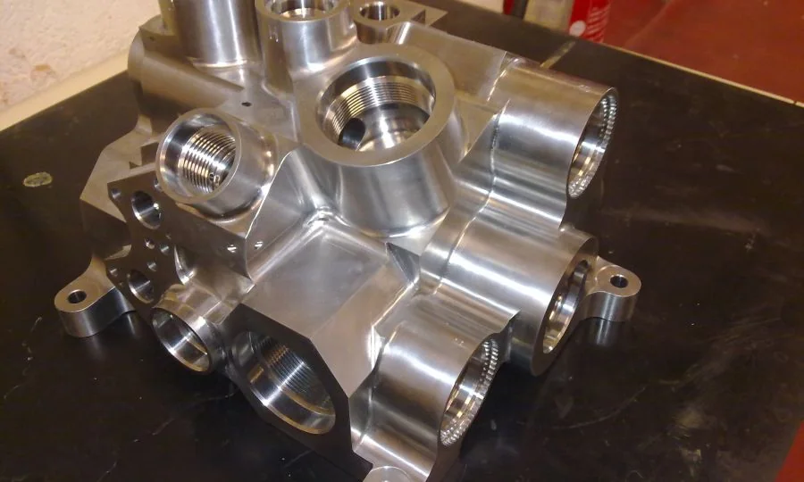 Hydraulic manifold machined on a Mandelli horizontal machining center