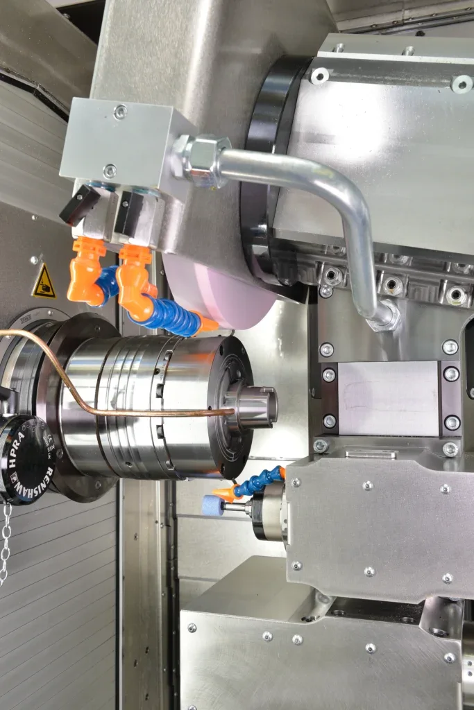 MicroTurn Grind internal grinding spindle beside the workpiece spindle and external wheel