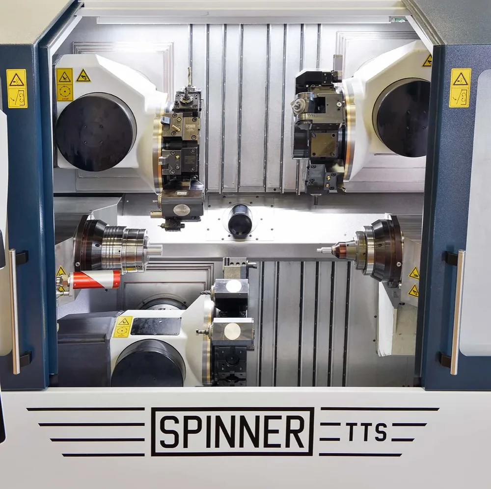 Spinner TTS Triplex work area: two upper turrets and one lower turret between main and sub spindle